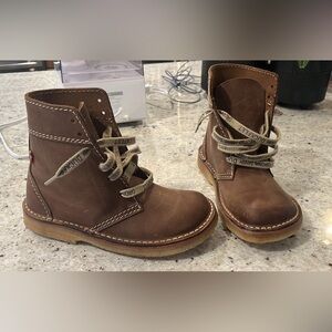 Duck feet leather boots